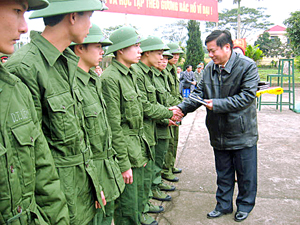 Đồng chí Hoàng Việt Cường, Bí thư Tỉnh ủy tặng quà lưu niệm cho các tân binh là đảng viên.